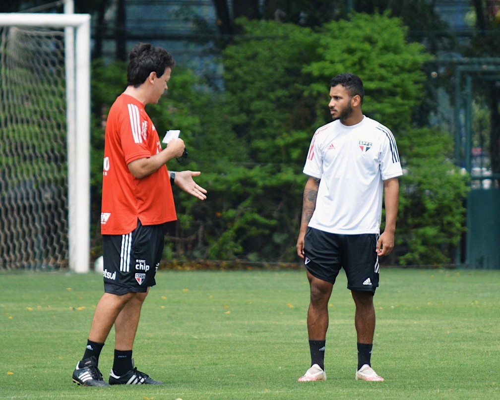 Fernando Diniz conversa com jogador do time sub-20 em treino do São Paulo — Foto: Erico Leonan / saopaulofc.net