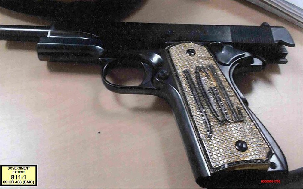 A pistola Loera 38 de El Chapo, com suas iniciais e incrustada com diamantes, apresentada por promotores ao júri durante seu julgamento em Nova York  — Foto: Brooklyn Federal Court/AFP/Arquivo