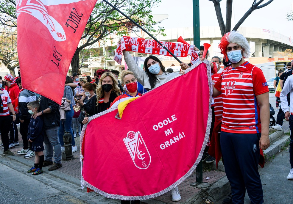 Torcedores exibem faixa de incentivo ao Granada na rua antes de jogo contra o Manchester United — Foto: EFE/ Miguel Ángel Molina