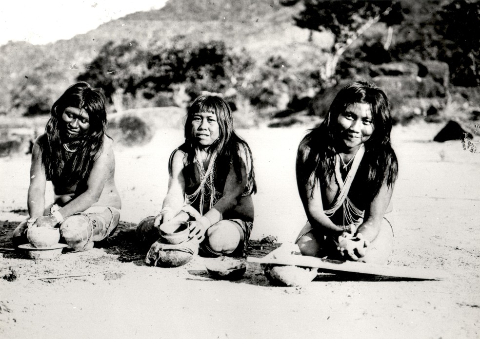 Três indígenas macuxis e wapichanas sorriem em fotografia tirada em 1911 — Foto: Fotografia/Theodor Koch-Grünberg/Acervo/Maurício Zouein