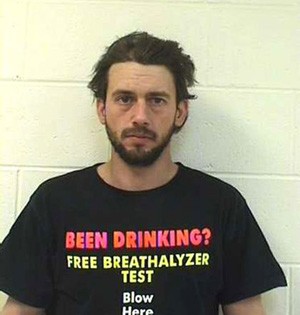 Bryan Wendler aparece usando camiseta com piada de bafômetro ao ser preso dirigindo bêbado (Foto: Divulgação)