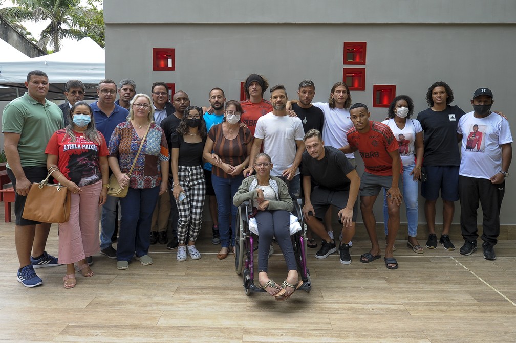 Atletas do Flamengo posam ao lado de famílias de Garotos do Ninho vítimas da tragédia de 2019 — Foto: Marcelo Cortes/Flamengo