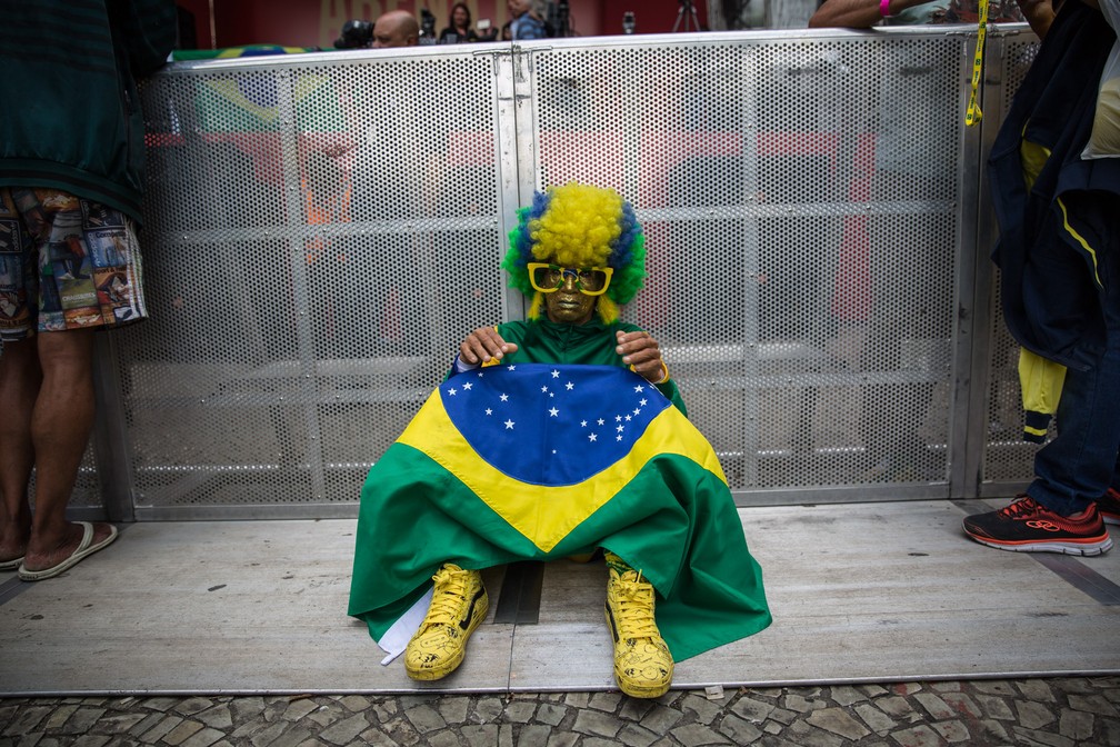 No intervalo, o retrato da tristeza com o 0 a 0 e o mau rendimento do Brasil no jogo até ali (Foto: Fábio Tito/G1)