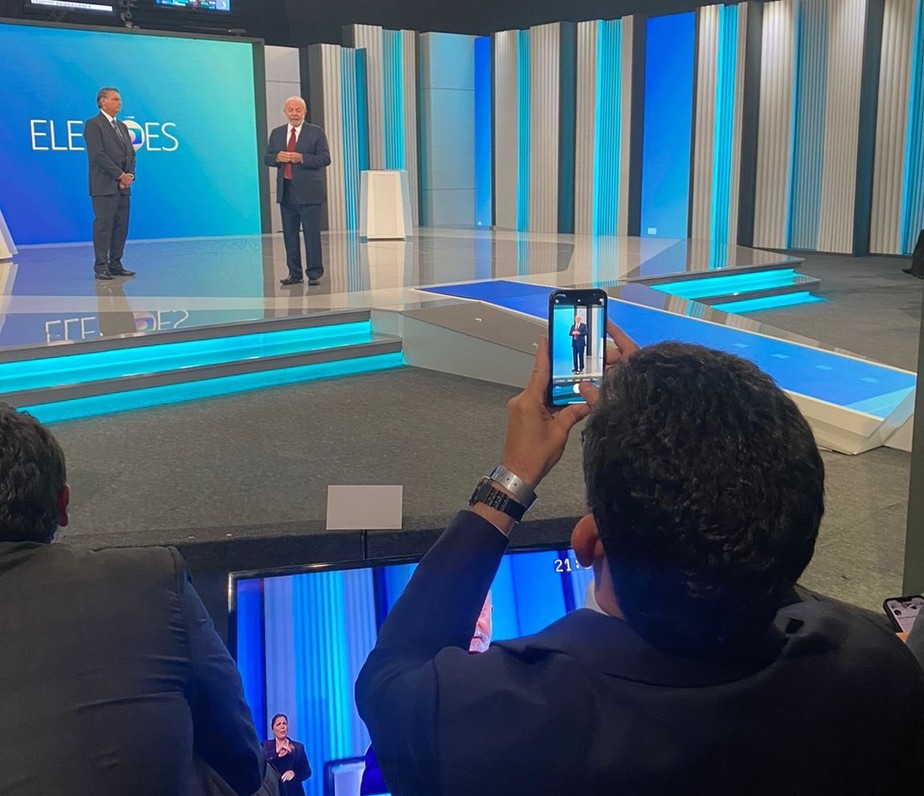 O ex-juiz federal e ex-ministro da Justiça do governo Bolsonaro (PL), Sergio Moro (União Brasil), foi flagrado, durante o debate desta sexta-feira, fotografando Lula (PT)