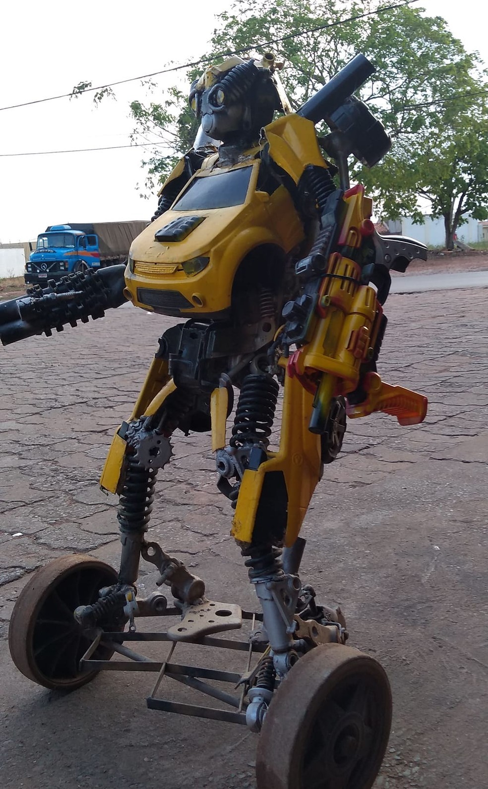 Robô 'transformers' foi construído por lavador de carros — Foto: Jocinei Oliveira/Arquivo pessoal