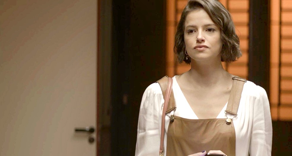 Josiane (Agatha Moreira) se dá mal e revólver não funciona durante briga com Fabiana (Nathalia Dill), em 'A Dona do Pedaço' — Foto: Globo