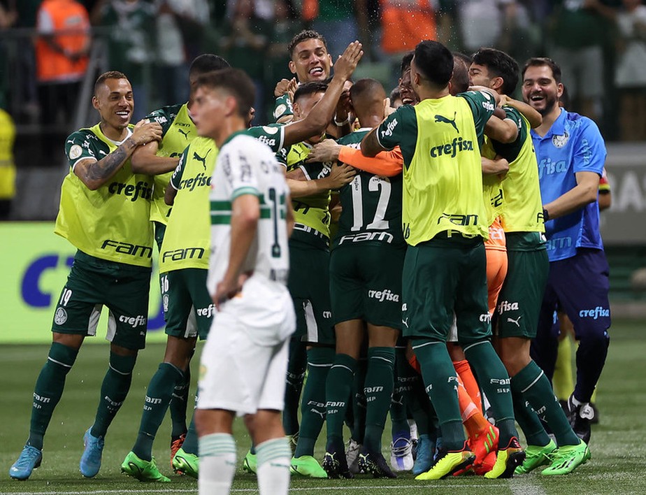 Jogadores do Palmeiras festejam a vitória sobre o Coritiba