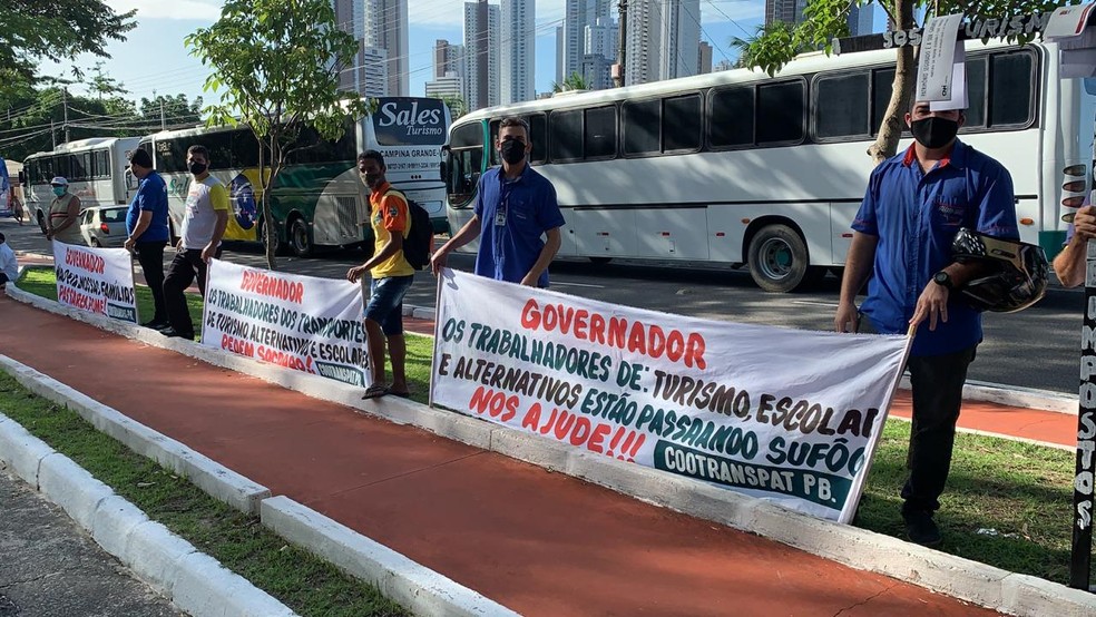 Motoristas usaram faixas para pedir socorro financeiro ao Governo da Paraíba por conta da pandemia — Foto: Walter Paparazzo/G1