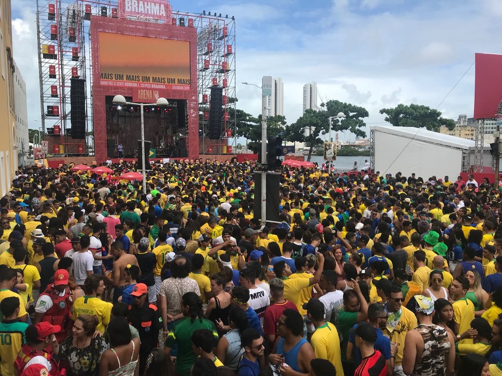 Arena Brahma Nº1 reúne torcedores no Cais da Alfândega, no Centro do Recife — Foto: Thamires Oliveira/G1