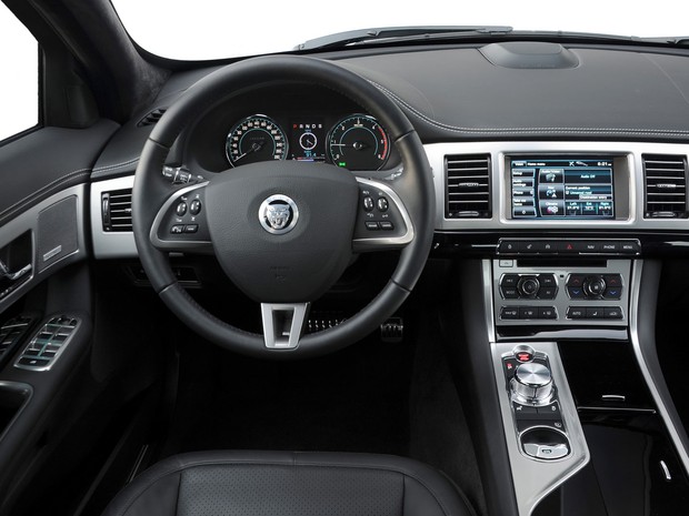 Apesar de ser a opção de entrada da Jaguar, o sedã XF garante conforto e luxo no acabamento (Foto: Divulgação)