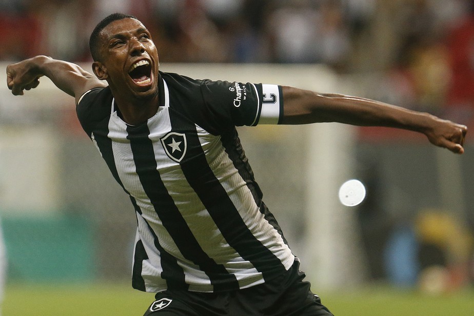 Kanu no jogo entre Ceilandia e Botafogo pela Copa do Brasil no Estadio Mane Garrincha.