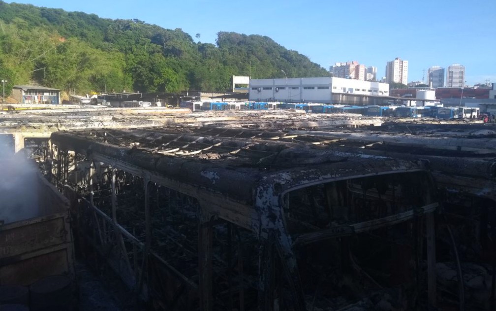Causa do incêndio ainda é desconhecida (Foto: Adriana Oliveira/TV Bahia)