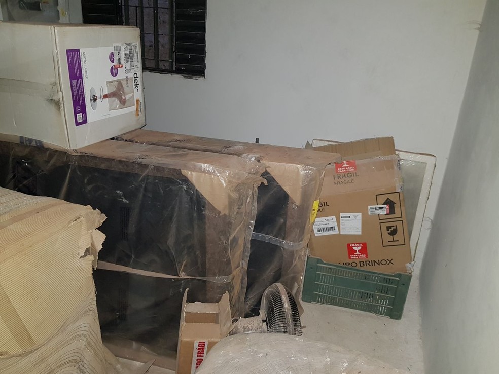 Diversos produtos foram encontrados em casa (Foto: Polícia Civil/Divulgação)