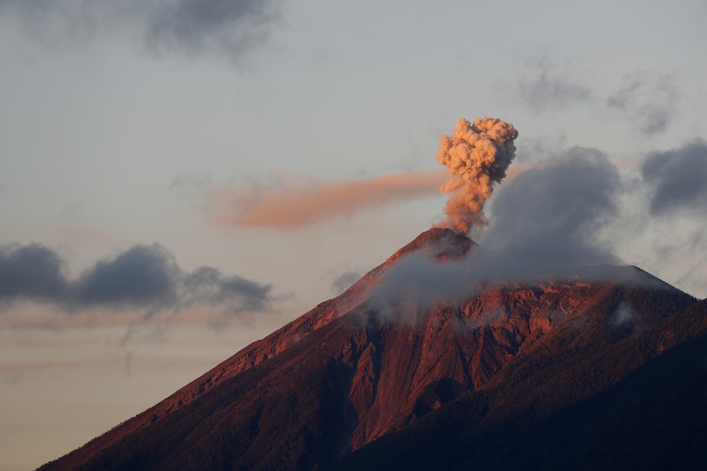 Nova erupção do Vulcão do Fogo, na Guatemala — Foto: Moises Castillo/AP Photo