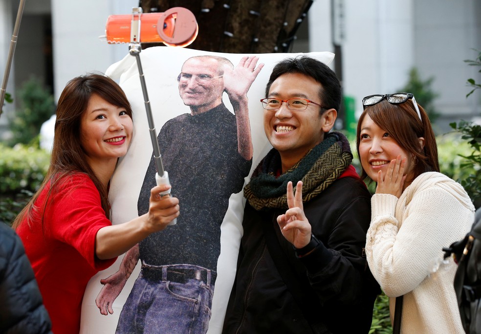 Consumidores fazem selfie com cartaz de Steve Jobs na fila para comprar novo iPhone (Foto: Toru Hanai/Reuters)