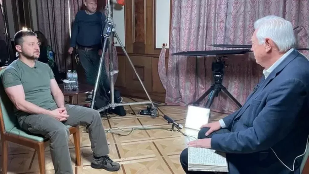 Zelensky e John Simpson, jornalista da BBC, em entrevista em Kiev — Foto: BBC
