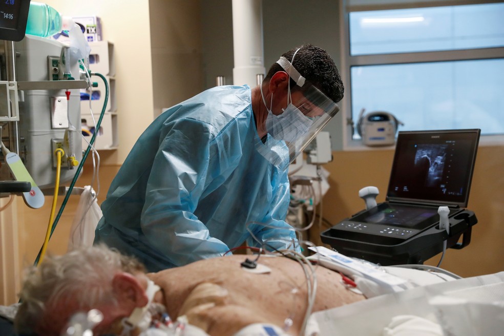 Paciente com Covid-19 em UTI em Sarasota, Flórida, nos EUA. — Foto: REUTERS/Shannon Stapleton