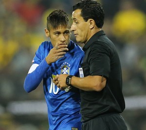 Neymar reclama com árbitro na Copa América (Foto: Mowa Press)