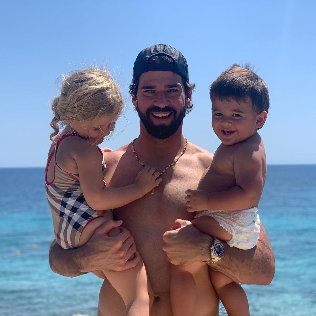 Alisson Becker com os filhos Matteo e Helena (Foto: Reprodução/Instagram)