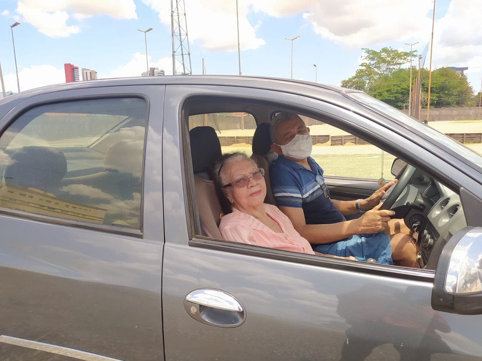 Aposentada Maria de Nazaré da Silva, de 84 anos, foi acompanhada pelo cunhado Vicente Filho — Foto: Illana Serena/g1 Piauí