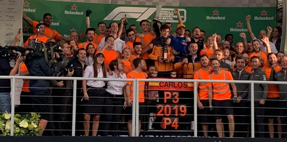 McLaren faz festa no pódio para Carlos Sainz — Foto: PH Peixto