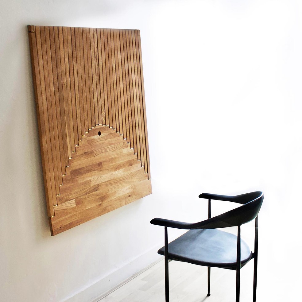 Na parede, ela se apresenta como uma quadro de madeira abstrato — Foto: Instagram / @robert_van_embricqs / Reprodução