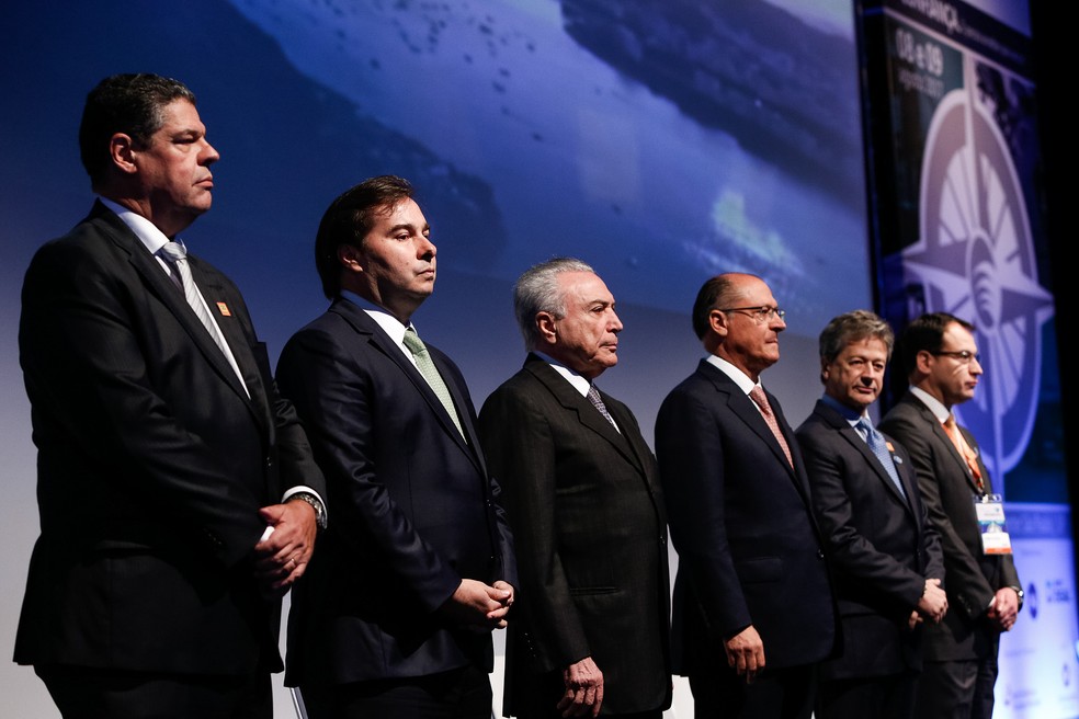 Temer cercado pelo presidente da Câmara, Rodrigo Maia, e pelo governador de São Paulo, Geraldo Alckmin (Foto: Alan Santos/Presidência da República) Temer cercado pelo presidente da Câmara, Rodrigo Maia, e pelo governador de São Paulo, Geraldo Alckmin (Foto: Alan Santos/Presidência da República)
