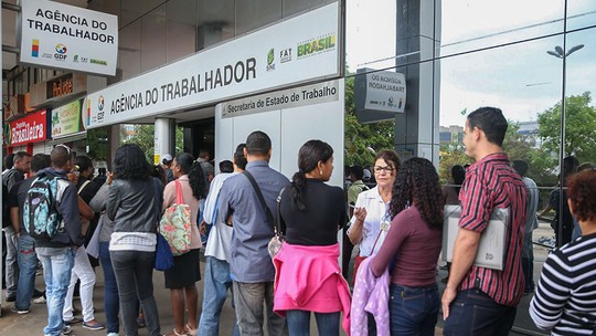 Taxa de desemprego no Brasil sobe de 8,4% para 8,6% no trimestre encerrado em fevereiro