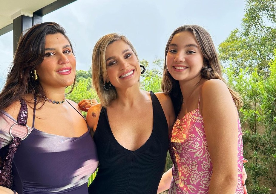 Flávia Alessandra posa com as filhas, Giulia Costa e Olívia