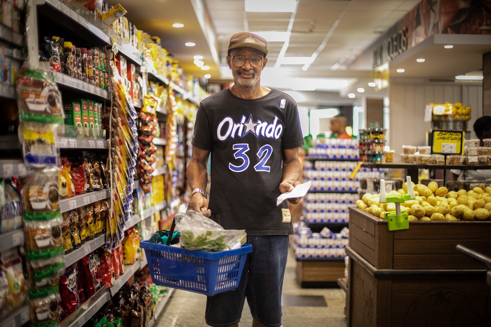 Carlos Alberto Oliveira, morador do Sulacap, riscou itens do carrinho como óleo — Foto: Brenno Carvalho