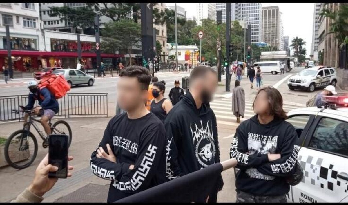 Polícia solta 3 suspeitos de apologia ao nazismo na Avenida Paulista; alegação é a de que usavam camisas de rock
