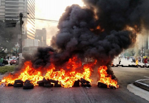 Integrantes do MTST atearam fogo e pneus em várias vias de São Paulo em protesto contra o impeachment de Dilma Rousseff (Foto: Divulgação/MTST)