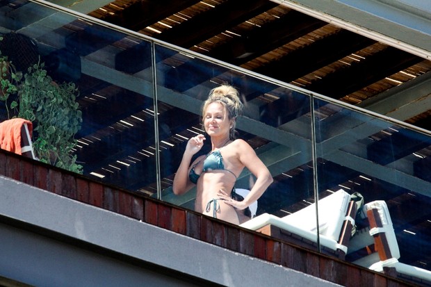 Eliana em piscina de hotel de luxo no Rio de Janeiro (Foto: AgNews)