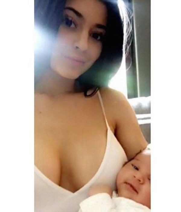 A socialite Kylie Jenner com a sobrinha Dream no colo (Foto: Instagram)