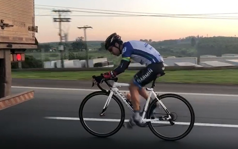 ciclista pega vácuo