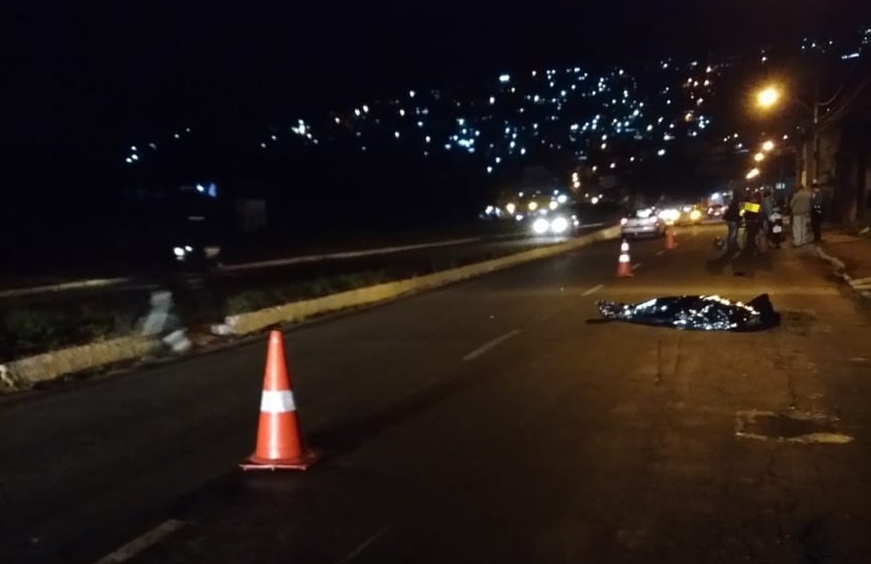 Acidente ocorreu na noite desta quinta-feira (18), no Bairro Vila Ideal â€” Foto: FlÃ¡vio Augusto/G1