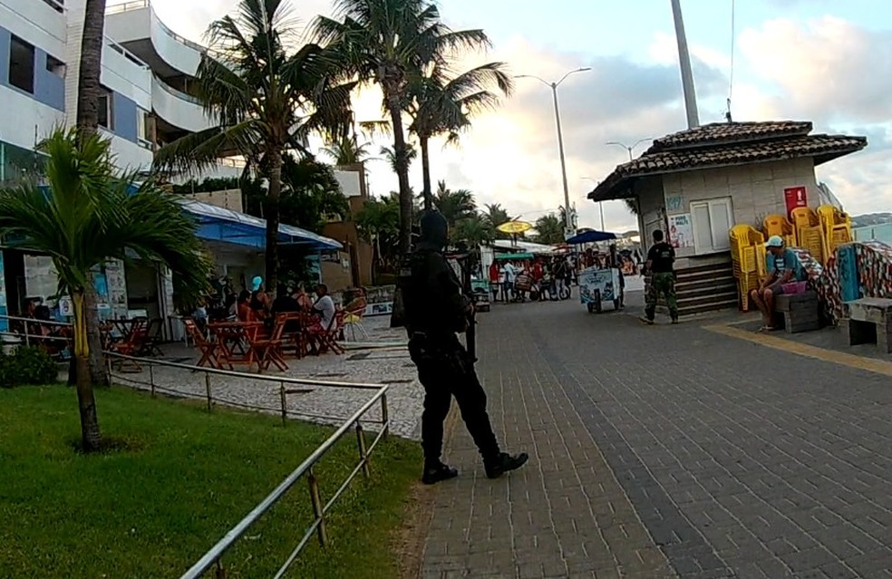 Policiais civis no cal&ccedil;ad&atilde;o da praia de Ponta Negra, em Natal &mdash; Foto: Pol&iacute;cia Civil/Divulga&ccedil;&atilde;o