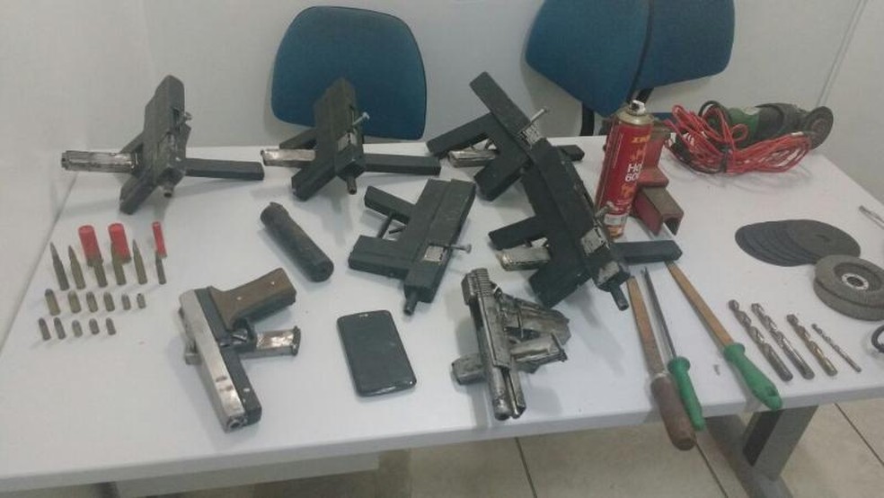 Cadeirante é preso com submetralhadoras caseiras em Iperó  (Foto: Polícia Militar/Divulgação)