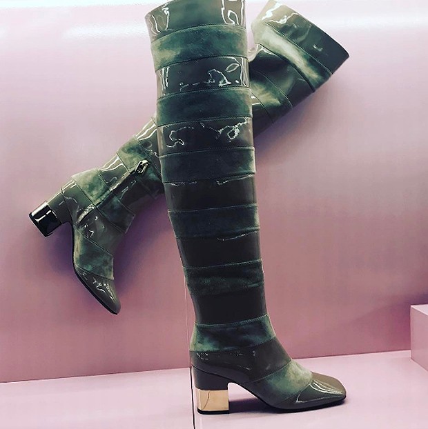 It is all about the Podium Square heel on boots from Roger Vivier (Foto: @suzymenkesvogue)