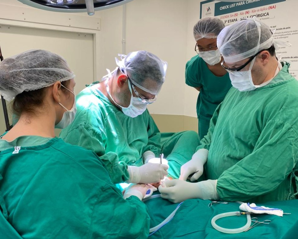 Médicos durante uma cirurgia no hospital em Blumenau — Foto: Alex Ferrer/Divulgação