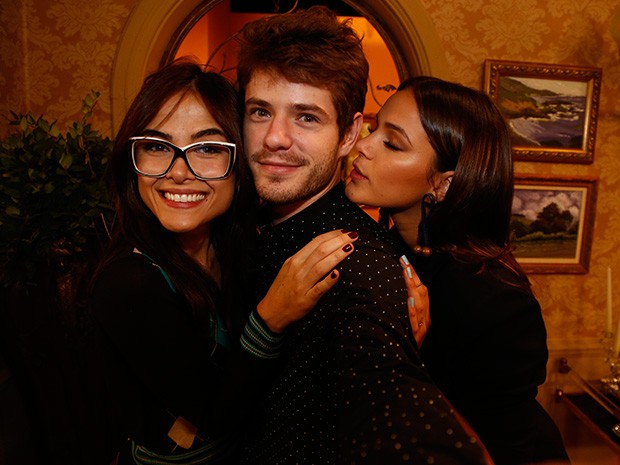 Maria Casadevall posa para a selfie com Bruna Marquezine e Maurício Destri (Foto: Raphael Dias/Gshow)