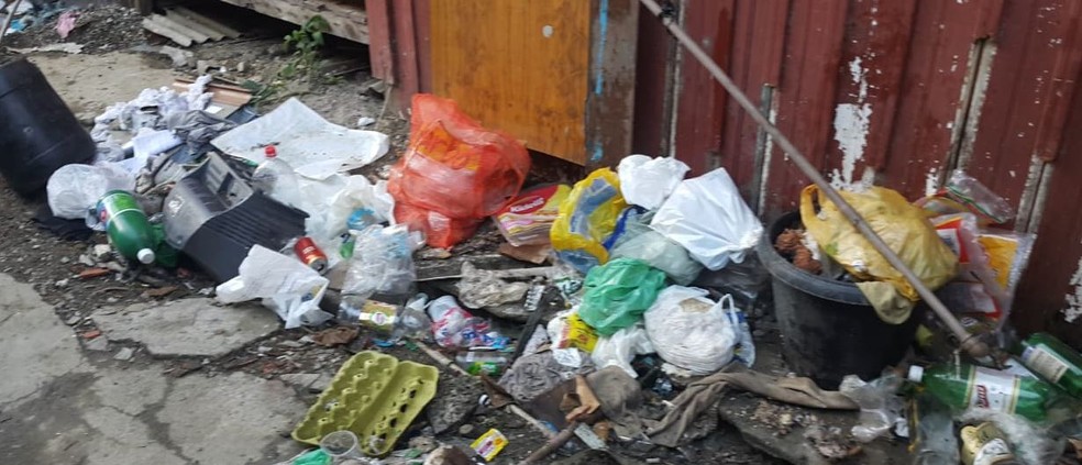 Acúmulo de lixo em alojamento onde estavam trabalhadores resgatados em SC. — Foto: Divulgação/SRT-SC