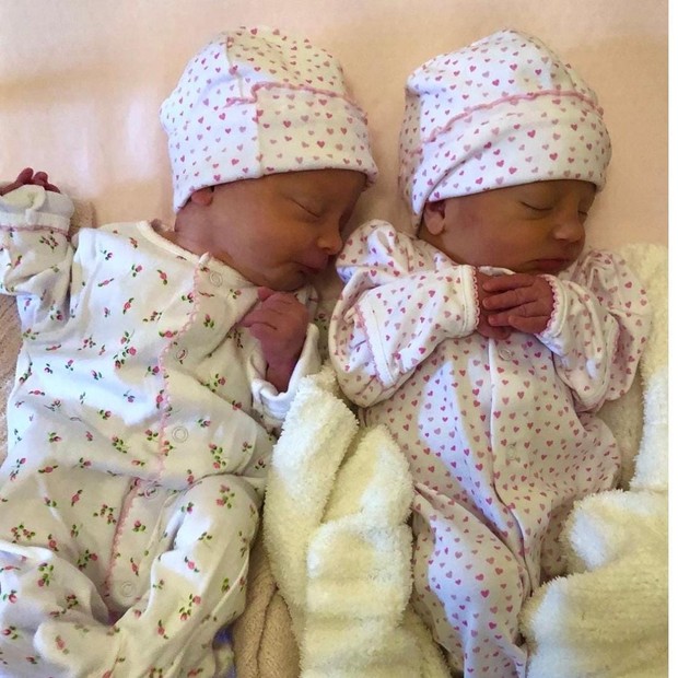 Scarlett Byrne apresenta as gêmeas (Foto: Instagram)