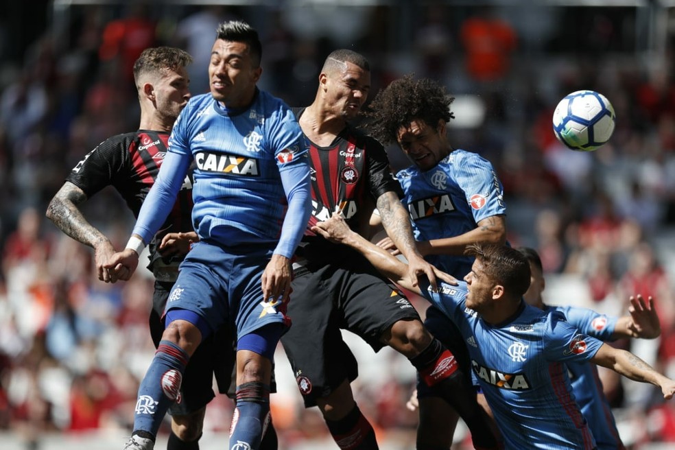 O terceiro gol sofrido pelo Flamengo de cabeça, marcado por Zé Ivaldo (Foto: Jonathan Campos/Gazeta do Povo)