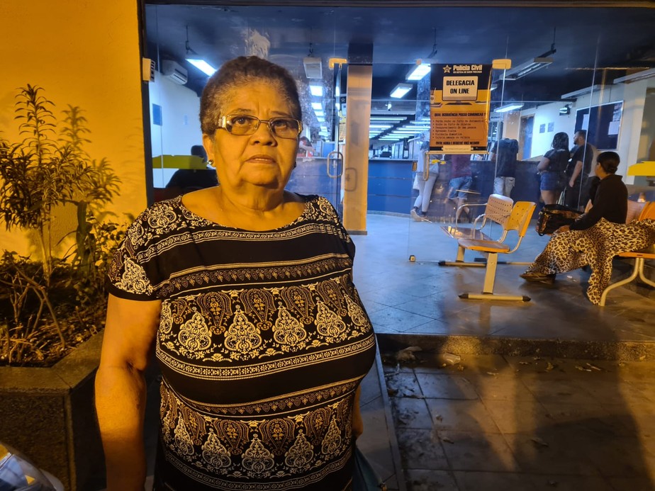 Maria do Carmo em frente à delegacia de Campo Grande: ela conta que tentava visitar o marido há um ano e quatro meses