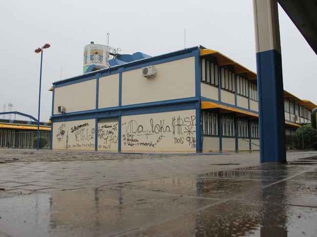 Escola estadual de Palhoça é vandalizada durante a madrugada