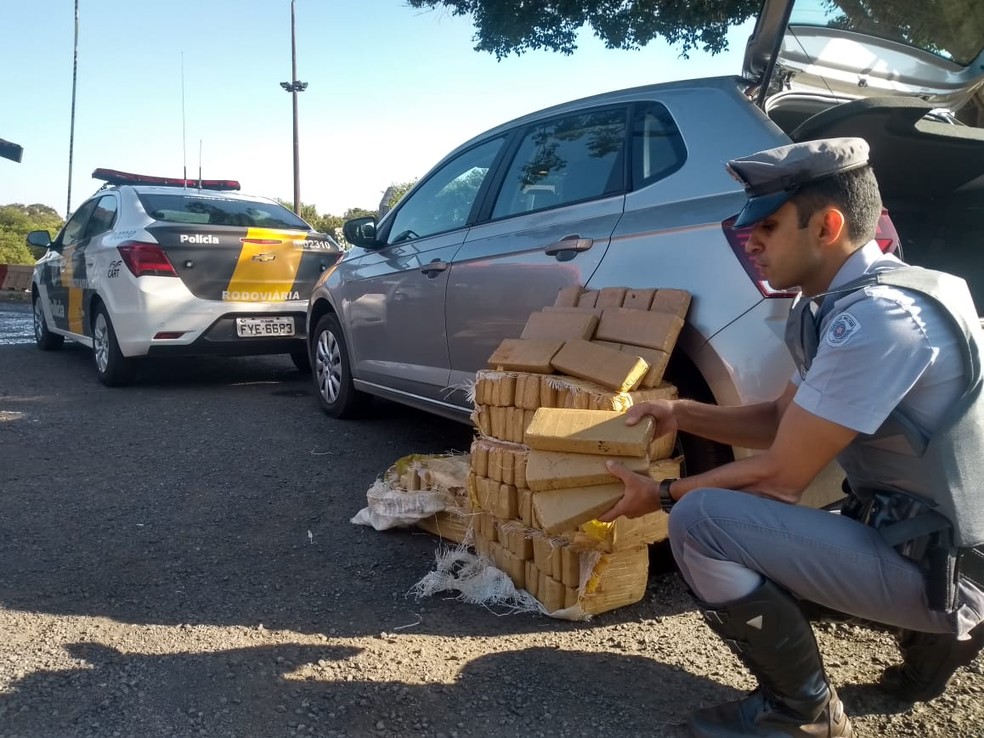 Jovens de 19 e 20 anos foram levados para a CPJ de Assis depois que policiais encontraram a droga — Foto: Polícia Rodoviária/Divulgação