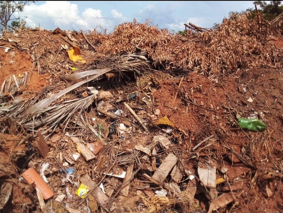 Polícia Militar Ambiental flagra descarte irregular de resíduos sólidos em usina de reciclagem, em Presidente Bernardes (SP) — Foto: Polícia Militar Ambiental