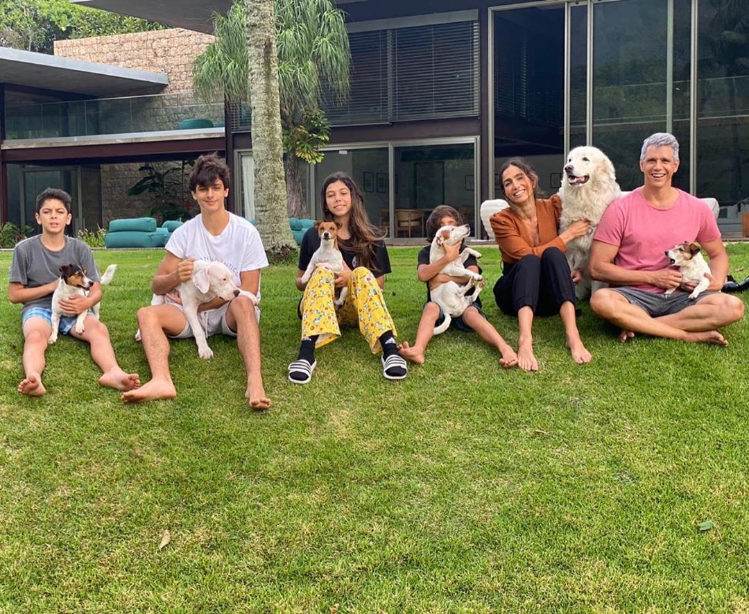 Márcio Garcia compartilha foto com família reunida: 
