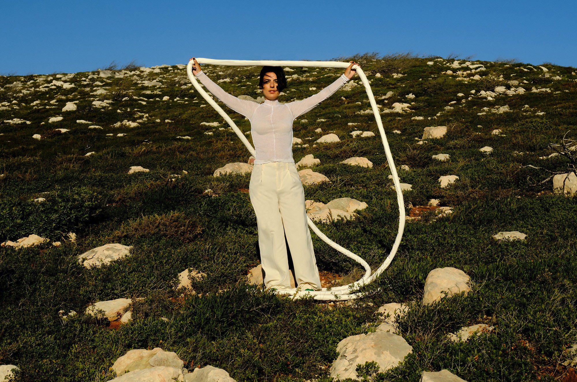 Anna Setton vislumbra futuro ao migrar da MPB para o pop em álbum feito com Barro e Guilherme Assis